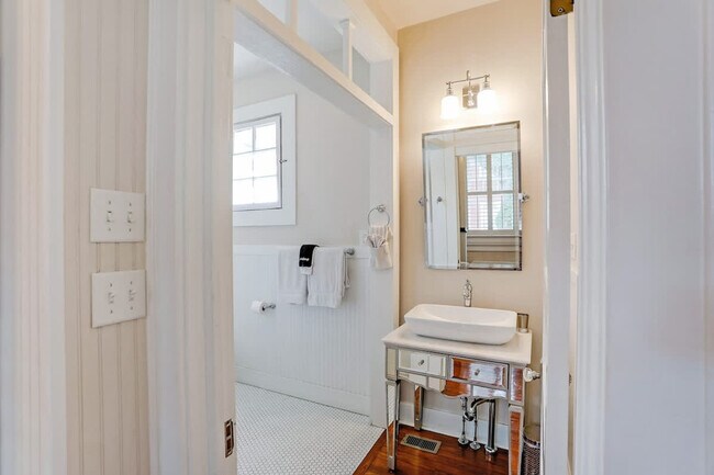 Building Photo - 916 Howard St