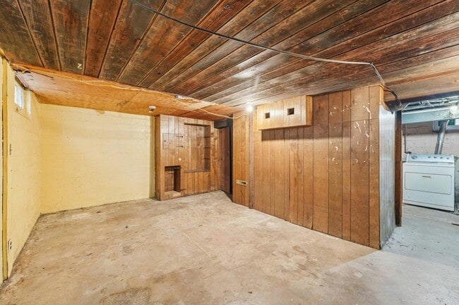 Building Photo - 661 Surrey Ave E