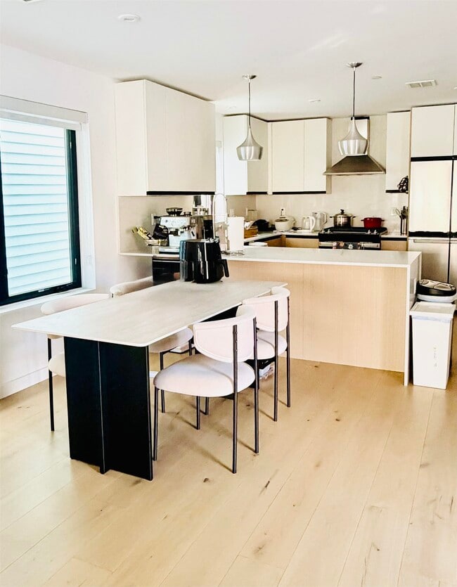 Building Photo - 211 70th St