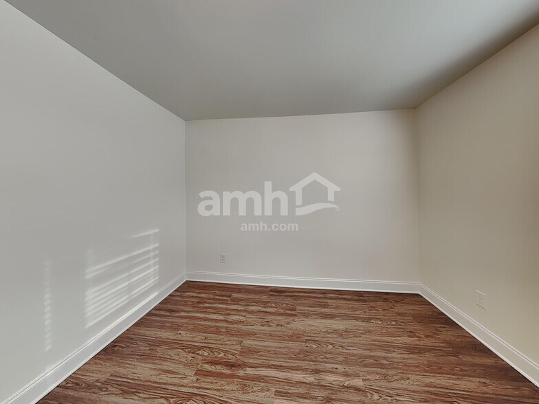 Building Photo - 605 Lk Vis Ct