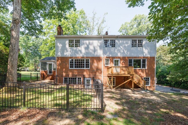Building Photo - 2401 Scarsborough Dr