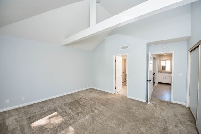 Building Photo - Huntington Beach Townhome