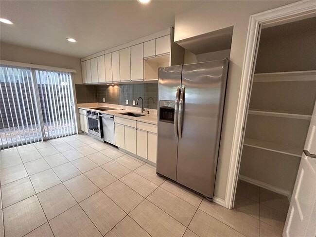 Building Photo - 8922 Trone Cir
