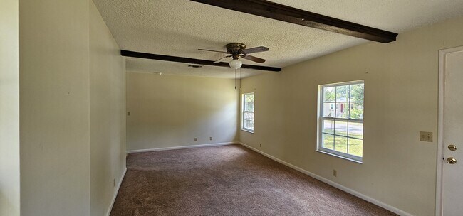 Building Photo - 725 Powell Dr