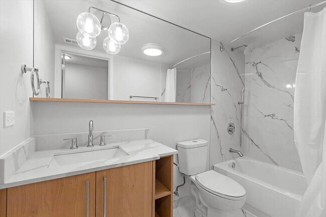Building Photo - 927 N Mozart St
