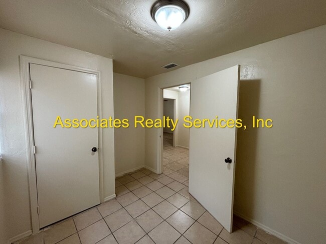 Building Photo - 3 Bed/1 bath SF Home in Hawthorne- MUST SEE!