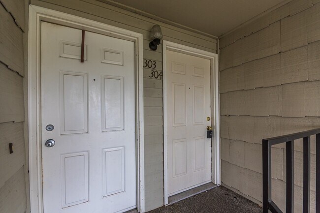 Building Photo - 2 Bed 1 Bath Condo in town