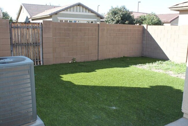 Building Photo - 3 Bedroom in Lyons Gate!
