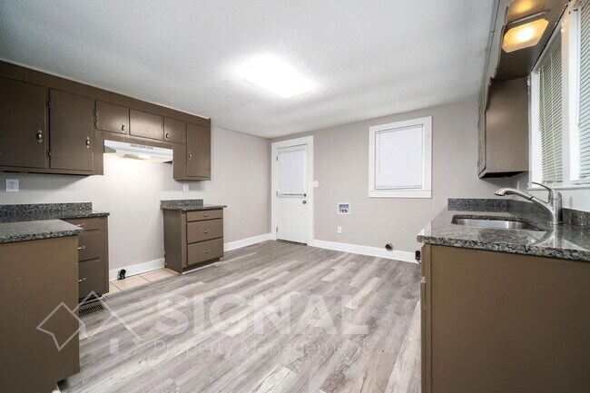 Building Photo - 759 Hopkins Dr