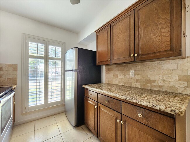 Building Photo - 6340 Chevy Chase Dr