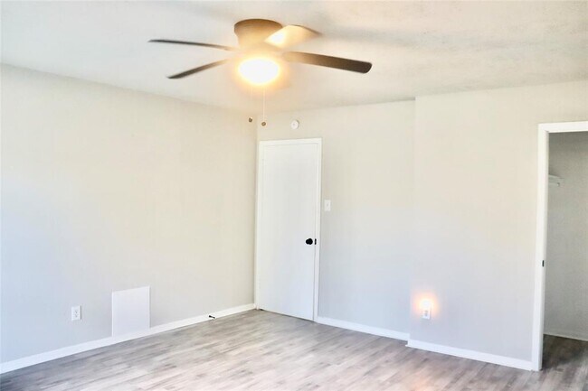 Building Photo - 6122 Heatherbrook Dr