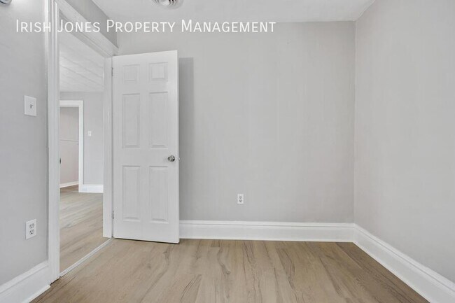 Building Photo - 105 Howell St