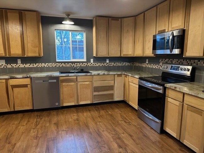 Building Photo - Recently renovated 4 bed, 2 bath home in Grants Pass!