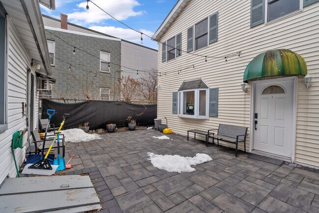 Building Photo - 515 44th St