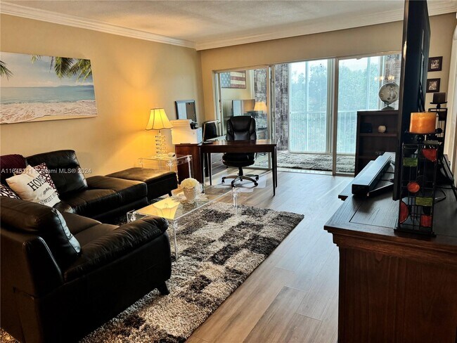 Building Photo - 3300 N Palm Aire Dr