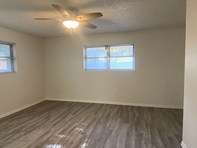 Building Photo - 3 BEDROOM, NEAR BELTON HIGH SCHOOL