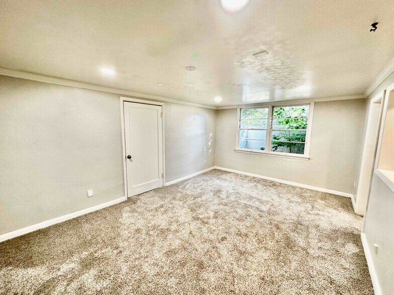 Building Photo - 1124 N Meade Ave