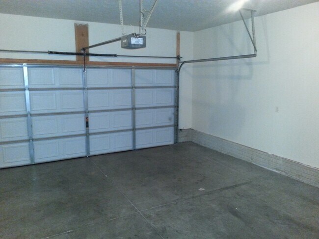 Building Photo - Executive Rental 2 Bedroom 2 Bath 2 Car Garage Duplex