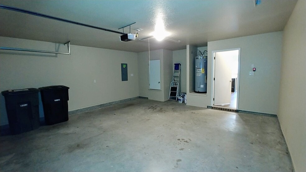 Garage - 1105 Wethersfield Ln