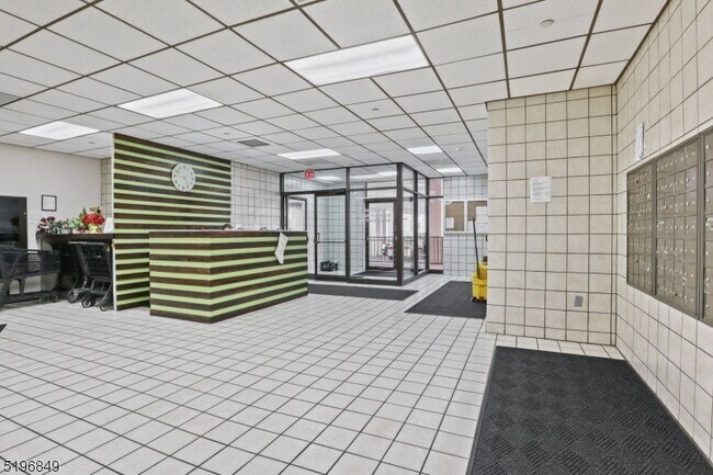 Building Photo - 10 N Wood Ave