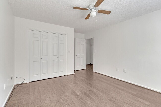 Building Photo - Welcome to Parkview Condos! This beautiful...
