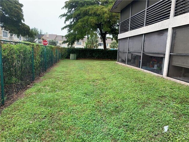 Building Photo - 2830 Riverside Dr