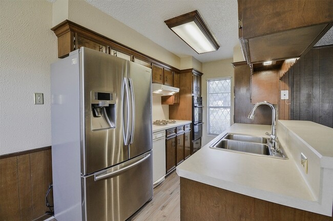 Building Photo - 13915 Roundstone Ln