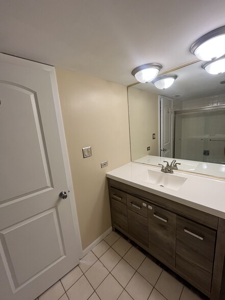 Main Bathroom - 15349 West Ave