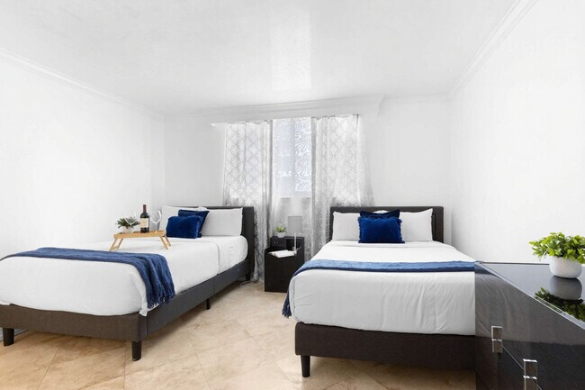 Building Photo - 4001 S Ocean Dr