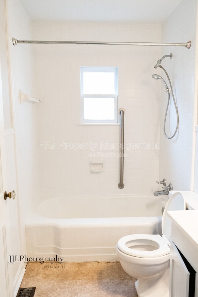 Building Photo - 716 E Oldham Ave