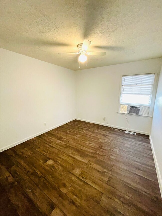 Building Photo - ** 3 bed 2 bath located off Vaughn Road **...