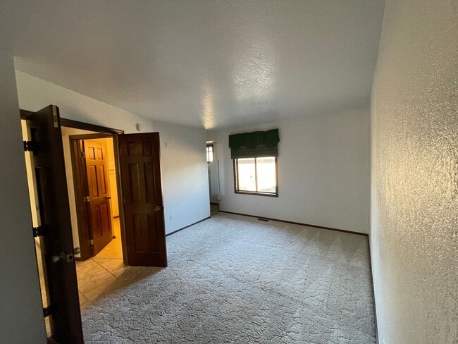 Building Photo - Spacious Condo in West Billings with a tennis court, basketball court & pool!