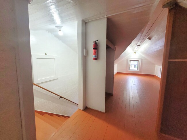 Building Photo - Spacious Unique Home in Central Location