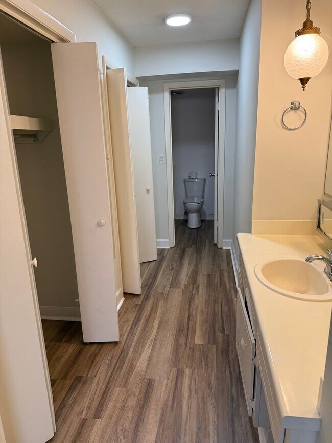 Building Photo - Beautiful Large 4th floor Highrise 2 bed 2 bath