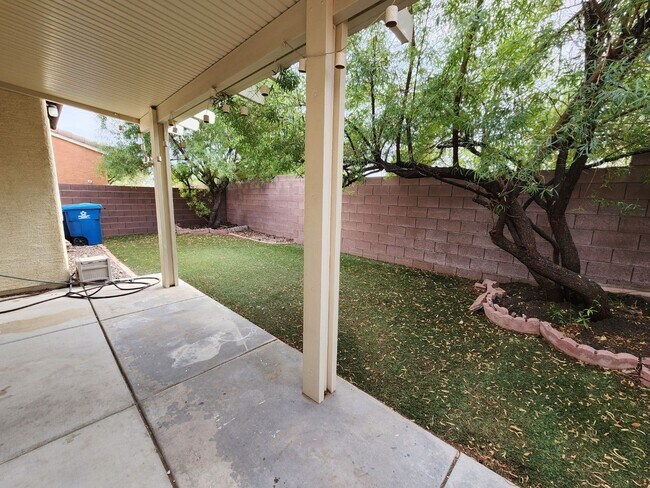 Building Photo - Charming 3 bedroom home with great curb ap...