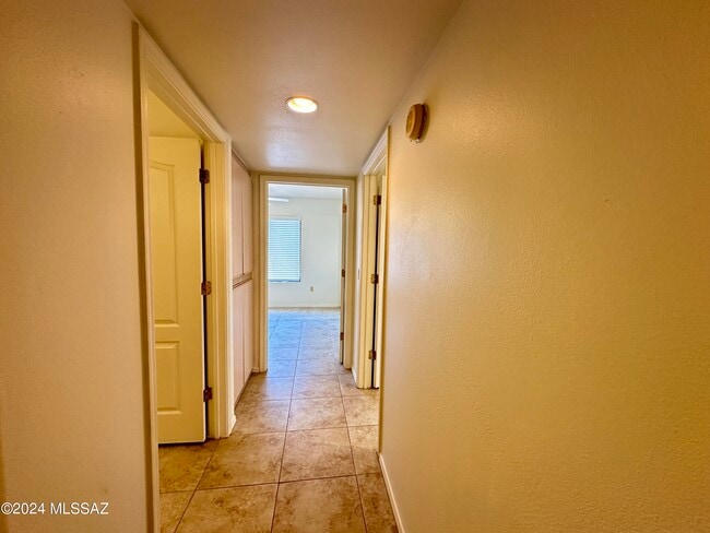 Building Photo - 5751 N Kolb Rd