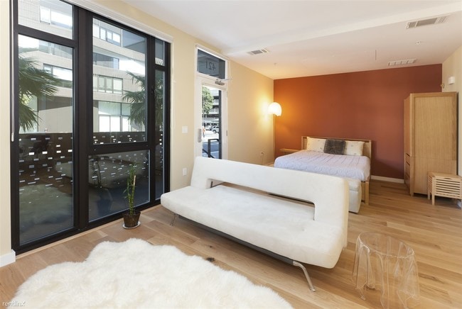 Building Photo - 300 Ivy St