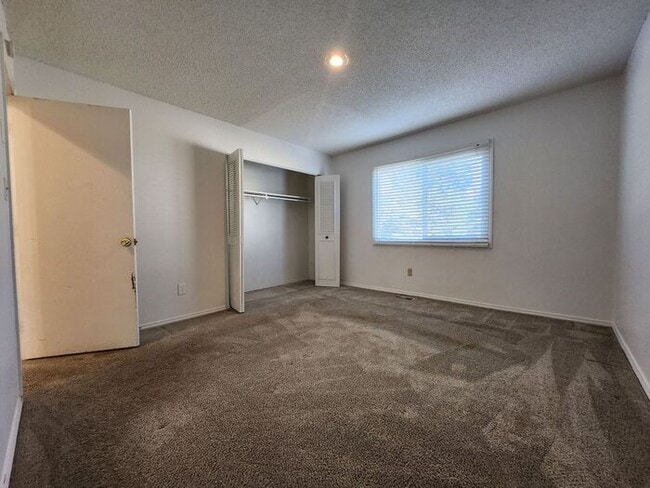 Building Photo - Stunning 3-bedroom, 2-bathroom Condo locat...