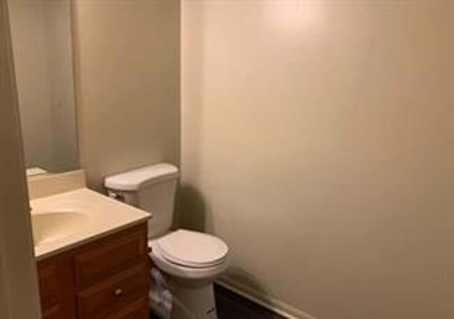 Building Photo - Very well maintained 3 bedroom 2 full 2 ha...