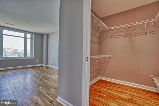 Building Photo - 100 Harborview Dr