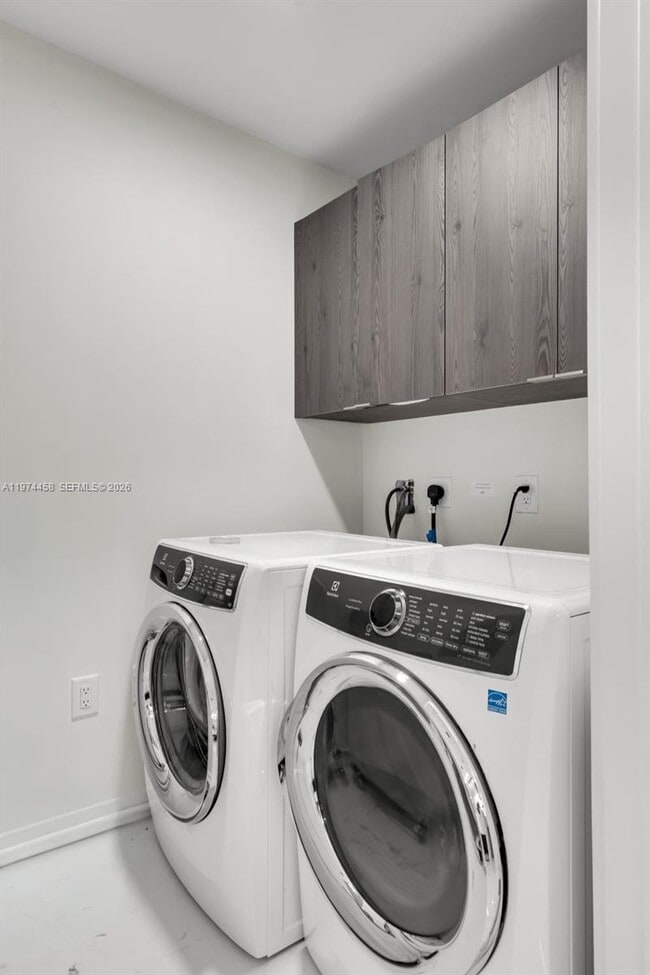 Building Photo - 851 NE 1st Ave