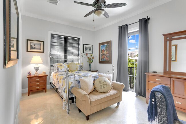Building Photo - 1020 Miramar Dr
