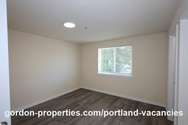 Building Photo - SE 121st Ave- 3 bedroom townhome with gas fireplace