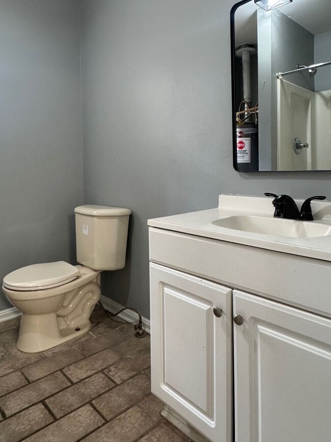 Building Photo - Convenient in Cobb!