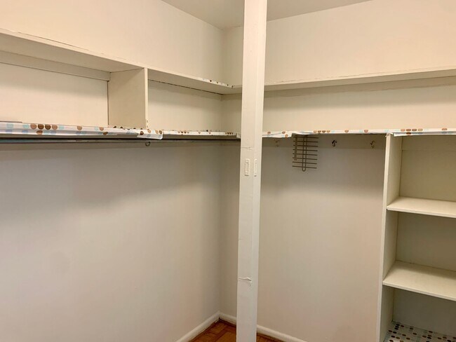 Building Photo - Spectacular Studio in Van Ness East with U...