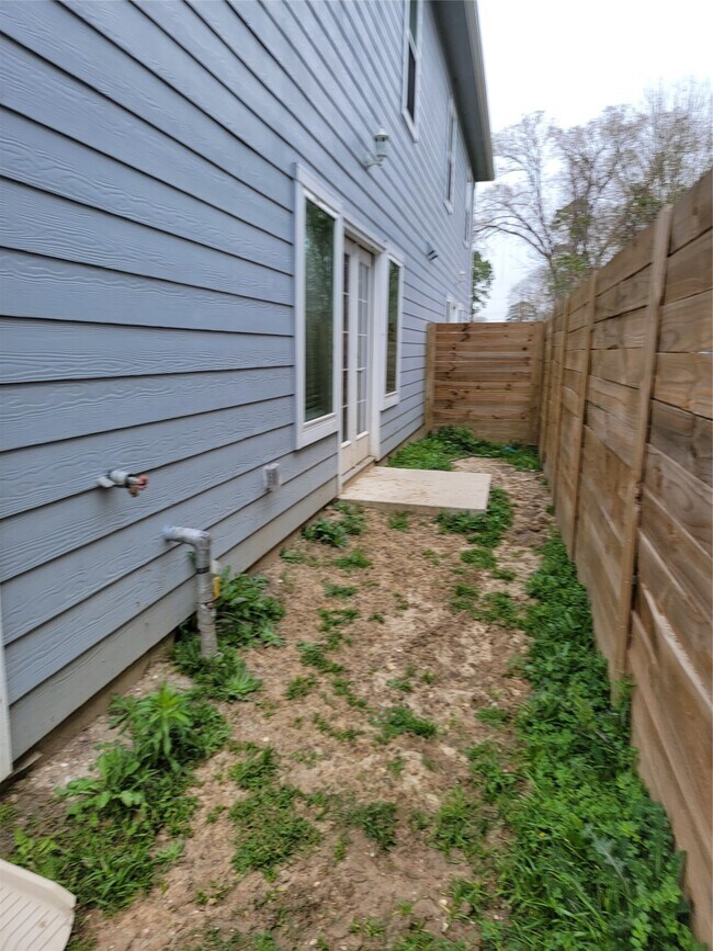 Building Photo - 8203 Oak Knoll Ln