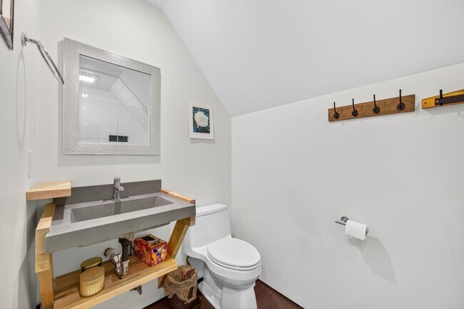 Building Photo - 3625 Woodside Dr