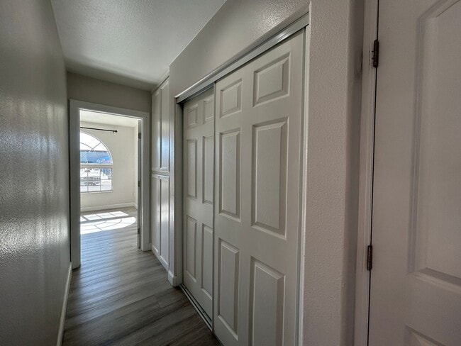 Building Photo - Newly Renovated 3 Bed / 2.5 Bath Apartment...