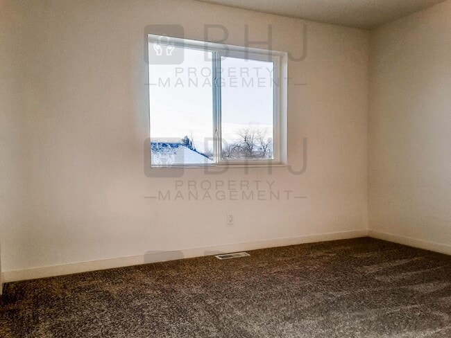 Building Photo - 2 BED/ 1.5 BATH TOWNHOME