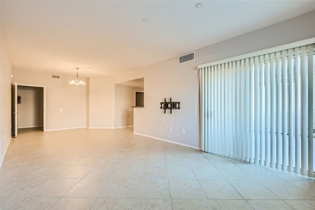 Building Photo - GATED 1ST FLOOR 2 BED, 2 BATH TOWNHOME IN ...